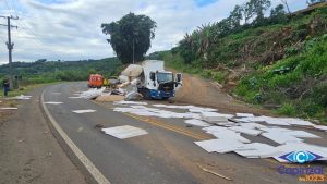 Caminhão sai da pista e colide com barranco em Capinzal 