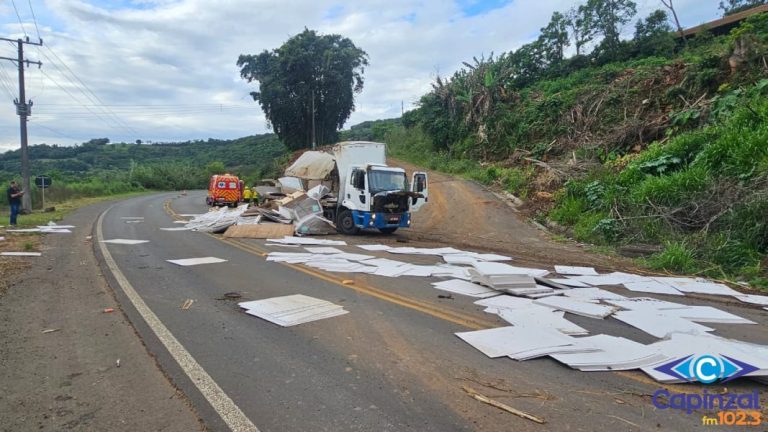 Caminhão sai da pista e colide com barranco em Capinzal 