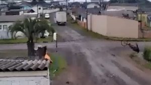 VÍDEO: Idoso acaba “voando” após caminhão enroscar em fios e prender em bicicleta