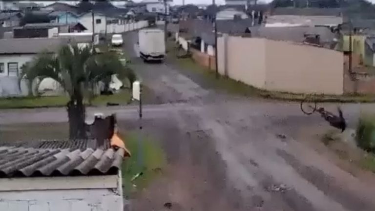 VÍDEO: Idoso acaba “voando” após caminhão enroscar em fios e prender em bicicleta