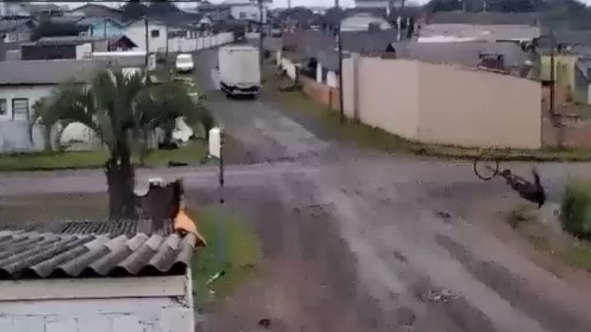 VÍDEO: Idoso acaba “voando” após caminhão enroscar em fios e prender em bicicleta