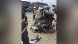 Colisão envolvendo dois carros e uma carreta deixa um morto e dois feridos em SC