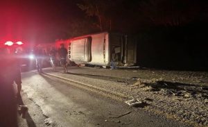 Ônibus tomba em rodovia de Pernambuco e deixa ao menos 15 mortos