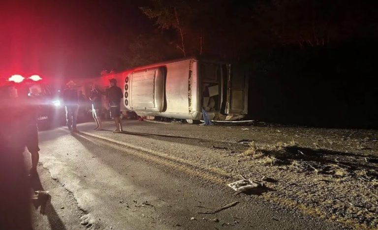Ônibus tomba em rodovia de Pernambuco e deixa ao menos 15 mortos
