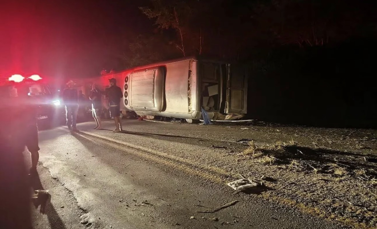 Ônibus tomba em rodovia de Pernambuco e deixa ao menos 15 mortos