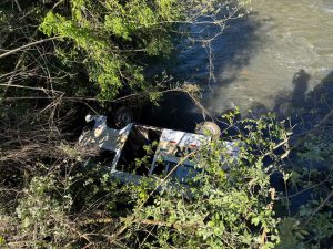 Kombi escolar capota e cai em rio no interior de Santa Cecília; nove crianças estavam no veículo