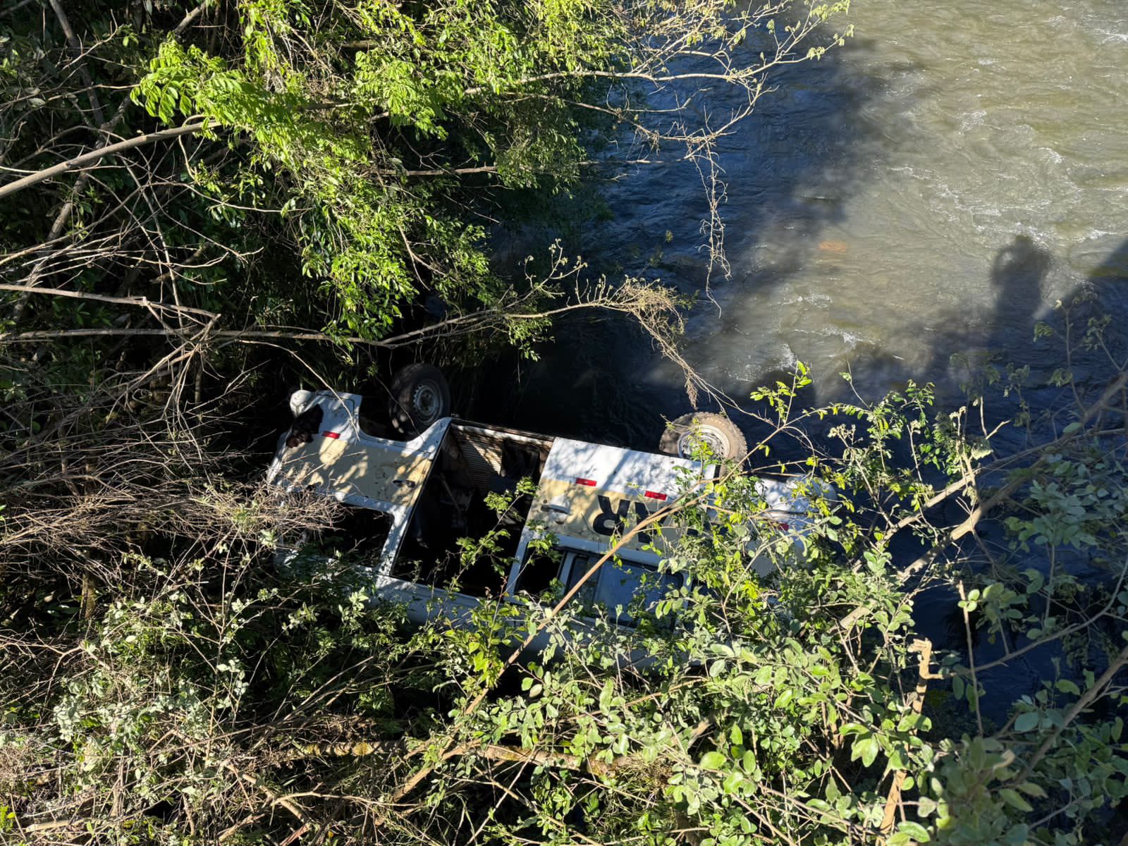 Kombi escolar capota e cai em rio no interior de Santa Cecília; nove crianças estavam no veículo