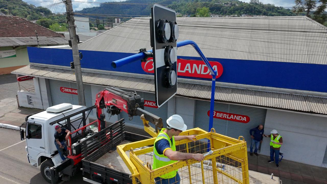 Luzerna instala o primeiro semáforo inteligente do Brasil