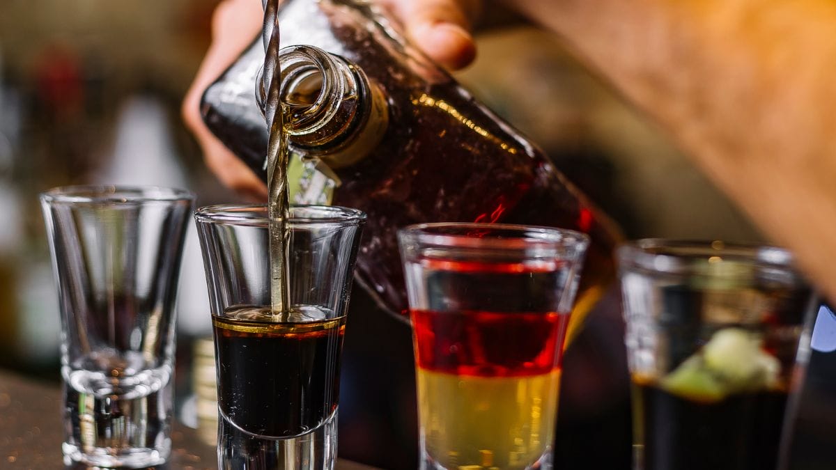 PF faz operação em fábrica clandestina suspeita de produzir bebida com metanol em SC