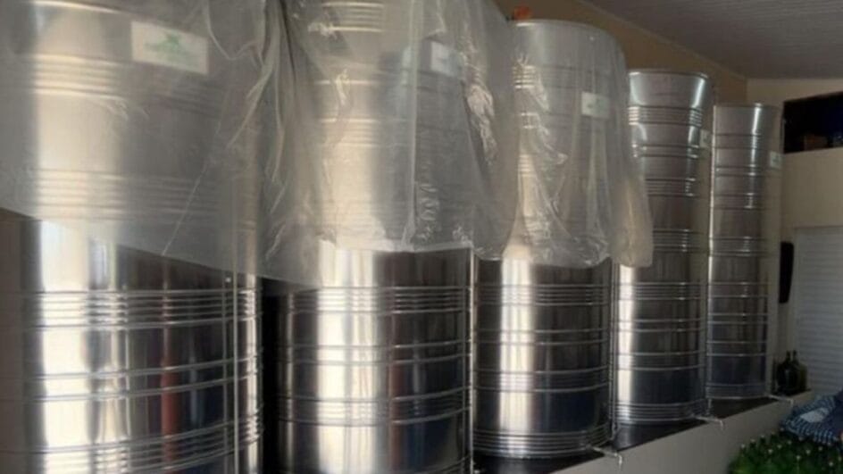 Operação interdita estabelecimentos e apreende 75 mil litros de cachaça por risco de intoxicação em SC