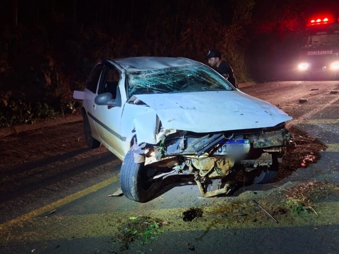 Veículo fica praticamente destruído após capotamento na SC-135