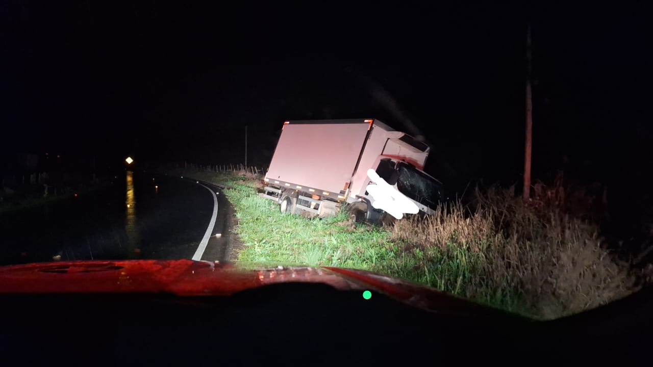 Caminhão sai da pista e colide em barranco na SC-355 em Água Doce