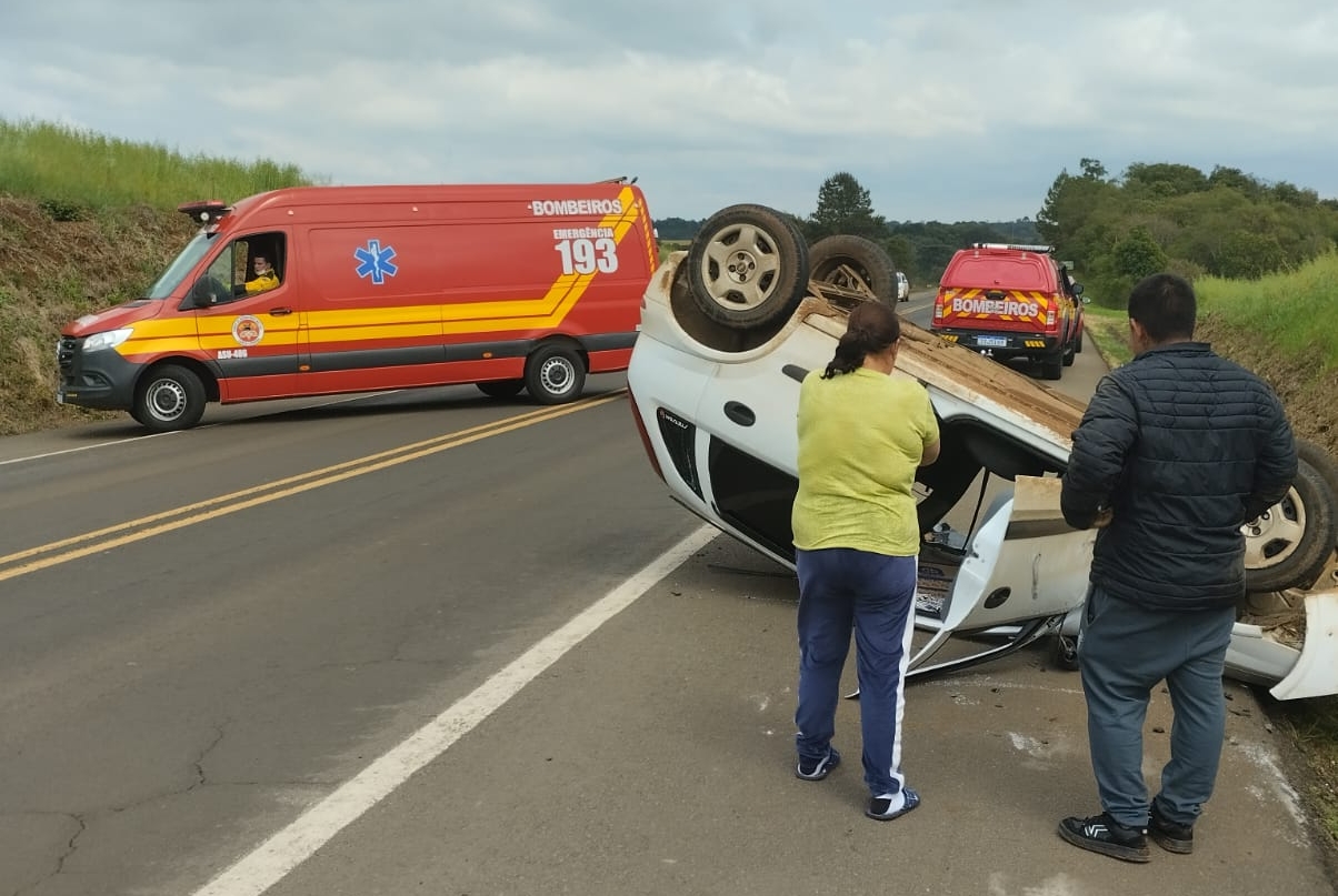 Mulher fica ferida em capotamento de veículo na BR-470