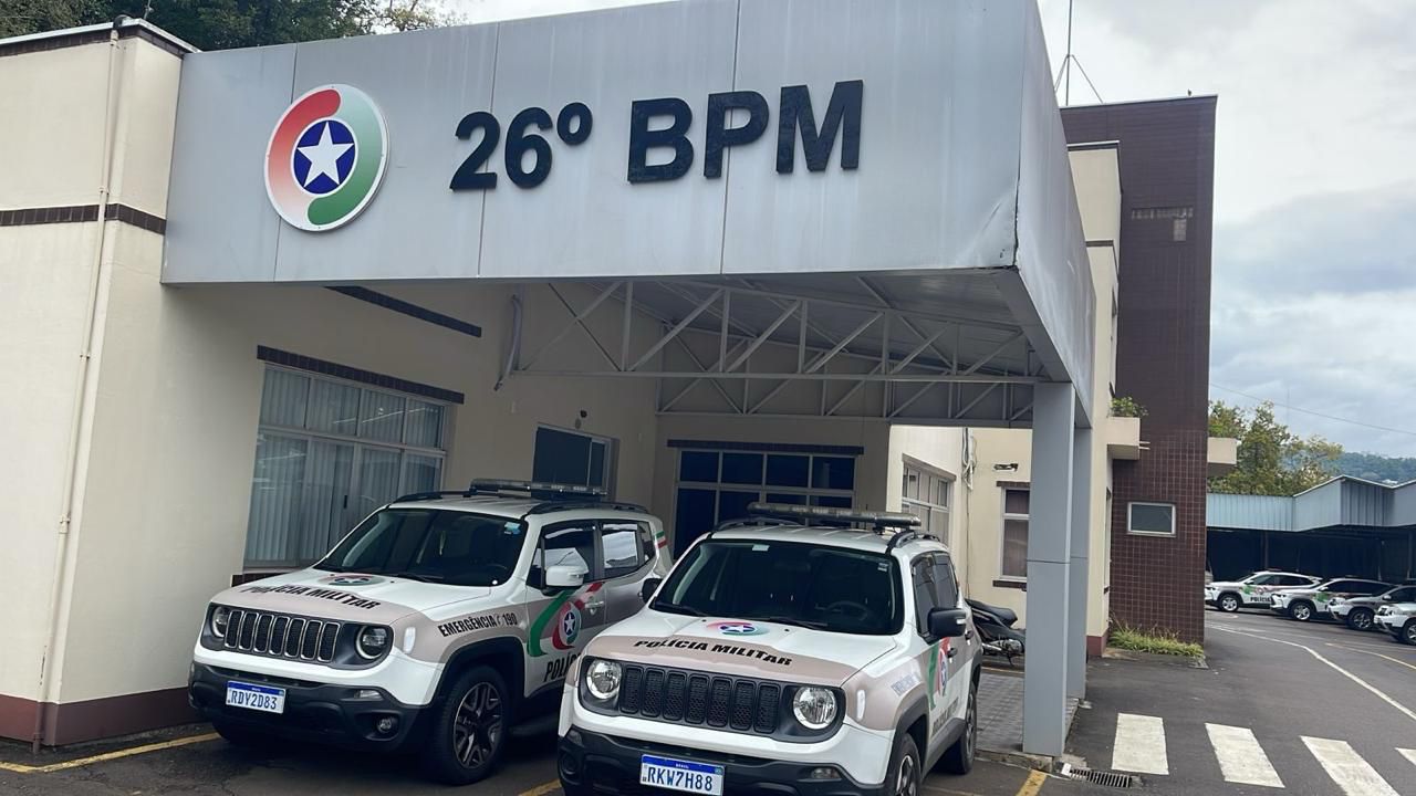 Homem é preso por violência doméstica em Herval d’Oeste após agredir companheira e enteada
