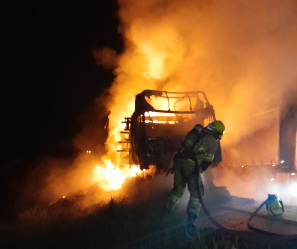 Incêndio de grandes proporções destrói carreta com embutidos na BR-153