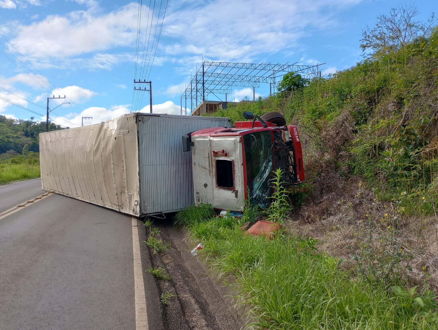 Caminhão tomba após falha nos freios no acesso a Herval d’Oeste