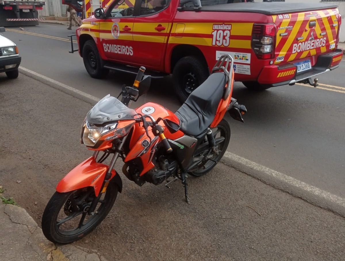 Motociclista fica ferido em colisão com caminhão no centro de Tangará