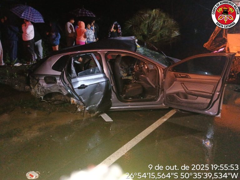 Três pessoas ficam feridas em grave colisão na SC-350 entre Lebon Régis e Santa Cecília