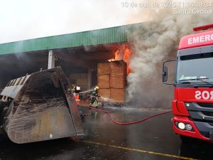 Fogo em estufa é combatido com 80 mil litros de água em Santa Cecília