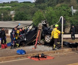 Carro praticamente se parte ao meio após colisão em poste no Oeste