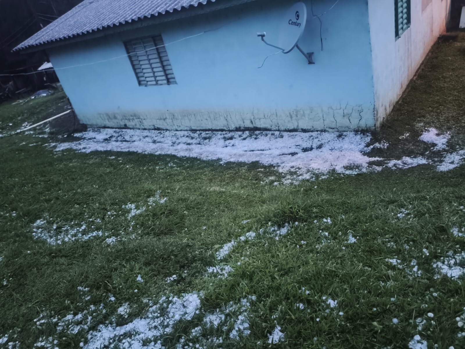 Vendaval e granizo causam estragos em Vargem Bonita (Fotos)