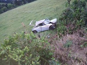 Ocupantes de veículo são atentidos pelos bombeiros após capotamento em Água Doce