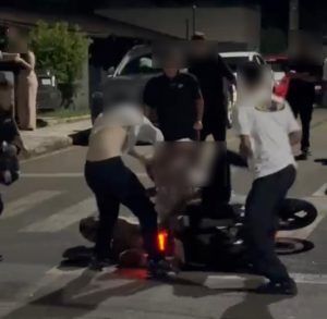 Jovens se envolvem em briga na saída de casa de festas em Joaçaba