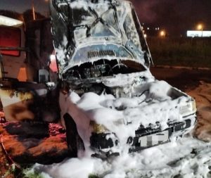 Veículo fica destruído após incêndio na BR-282 em Campos Novos