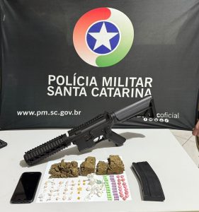 PM apreende drogas e simulacro de fuzil em Campos Novos