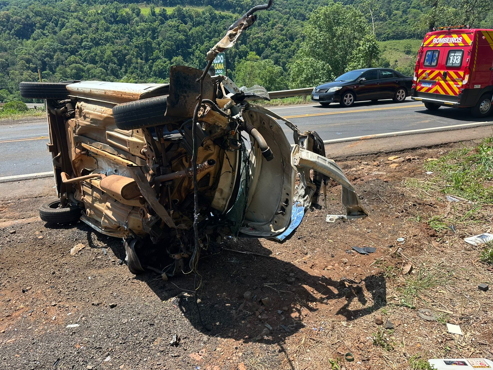Jovem morre em grave colisão frontal entre carro e caminhão no Oeste