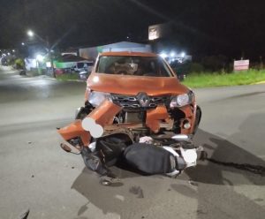 Jovem fica ferida após colisão entre carro e moto em Curitibanos