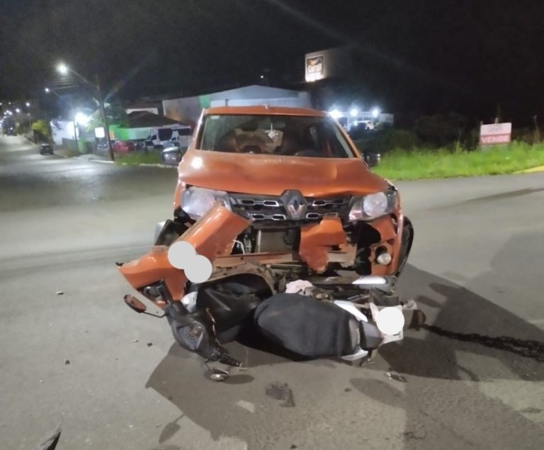 Jovem fica ferida após colisão entre carro e moto em Curitibanos