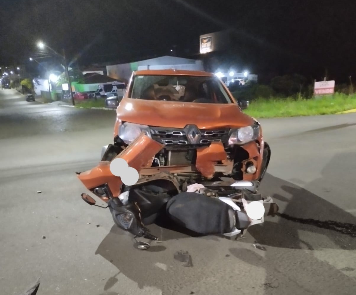 Jovem fica ferida após colisão entre carro e moto em Curitibanos