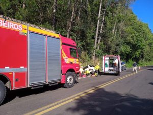 Motorista fica ferido após sair da pista com carro na BR-282