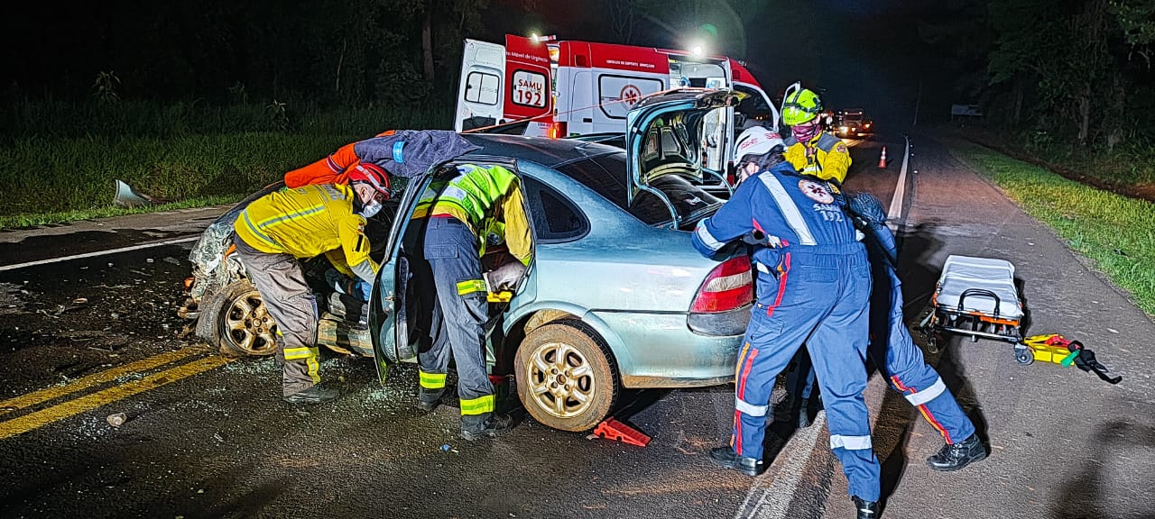 Colisão frontal deixa motorista gravemente ferido na BR-282, em Chapecó