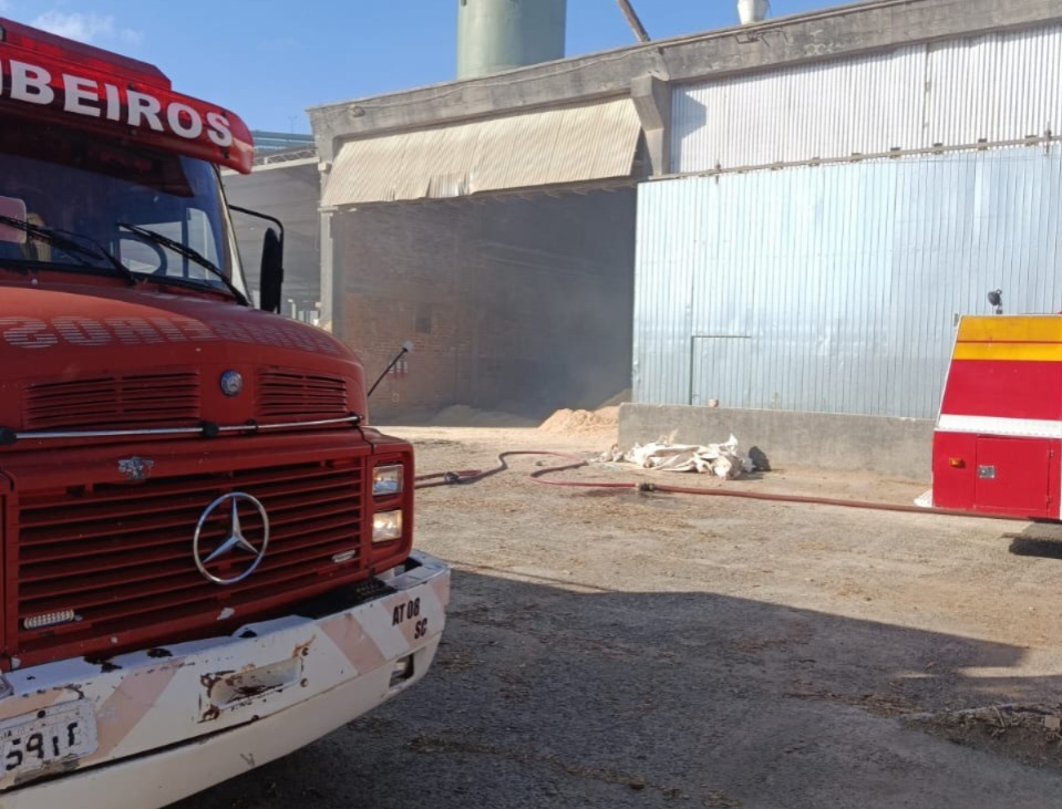 Incêndio atinge empresa de madeiras em Santa Cecília