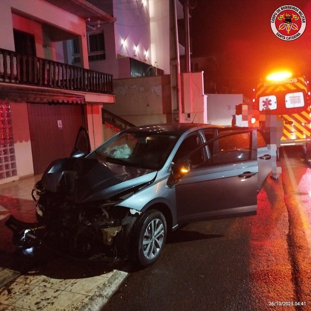 Mulher fica ferida após carro colidir contra muro no centro de Tangará