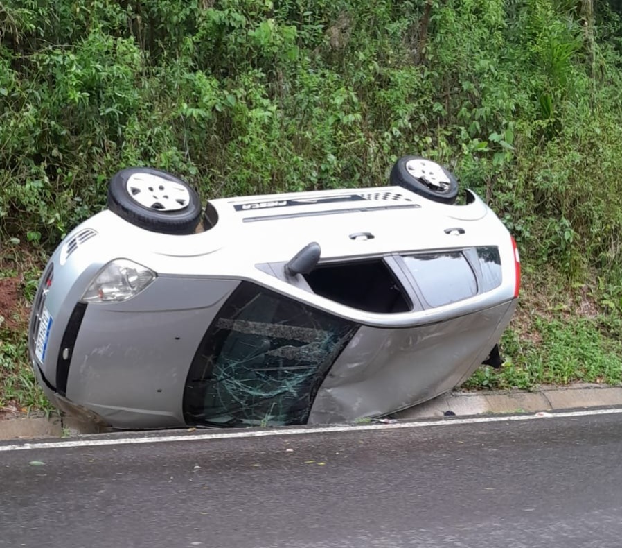Bombeiros atendem a saída de pista com capotamento em Ipira