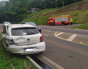 Motorista fica ferido após capotamento de veículo na SC-150, em Joaçaba