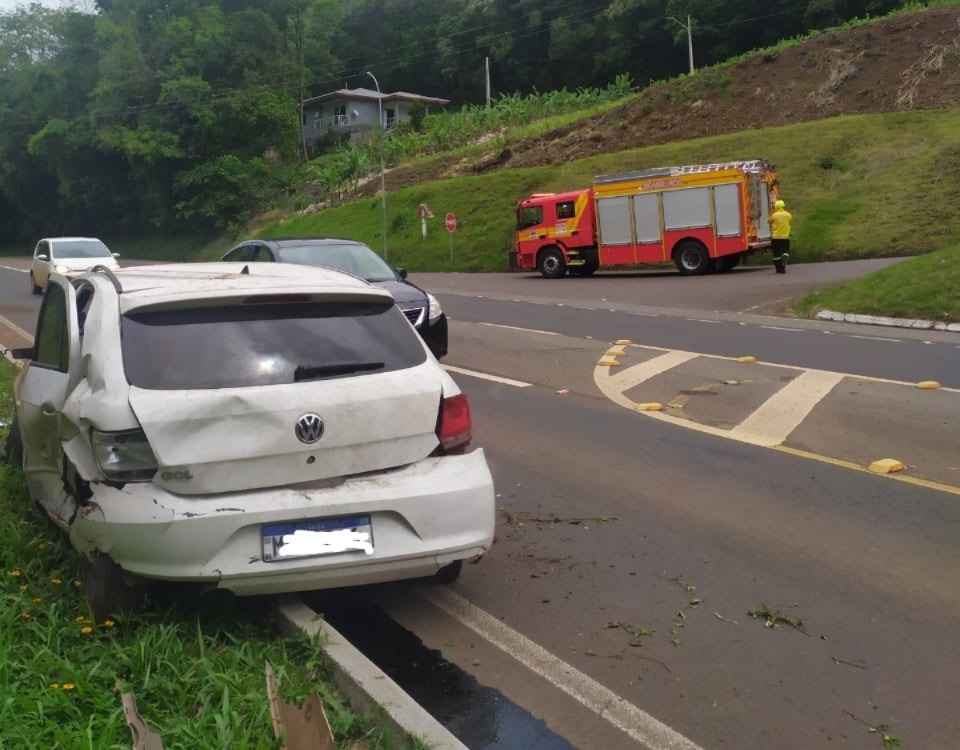 Motorista fica ferido após capotamento de veículo na SC-150, em Joaçaba