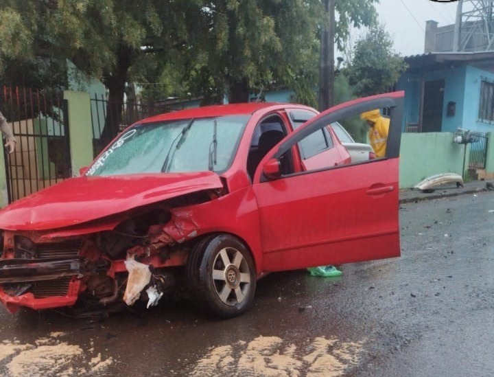 Motorista é socorrido pelos bombeiros após colisão entre dois carros em Campos Novos