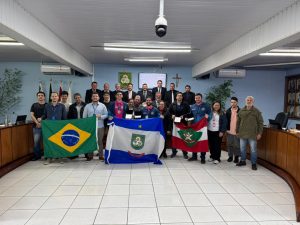 Vereadores de Campos Novos entregam moção a participantes da WorldSkills