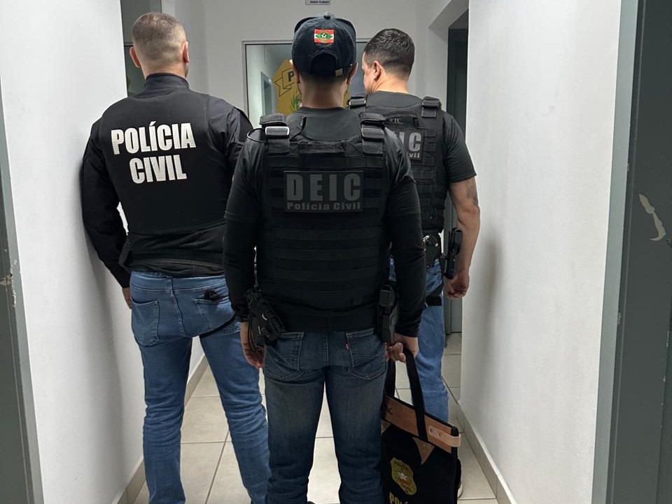 Polícia Civil deflagra operação e bloqueia R$ 13 milhões em fraude contra empresa de suplementos em SC