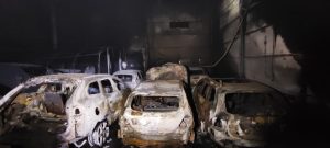 Diversos veículos são destruídos por incêndio que atingiu oficina mecânica em Chapecó