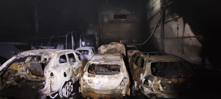 Diversos veículos são destruídos por incêndio que atingiu oficina mecânica em Chapecó