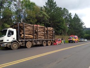 Caminhão e carro se envolvem em colisão na BR-282, em Catanduvas