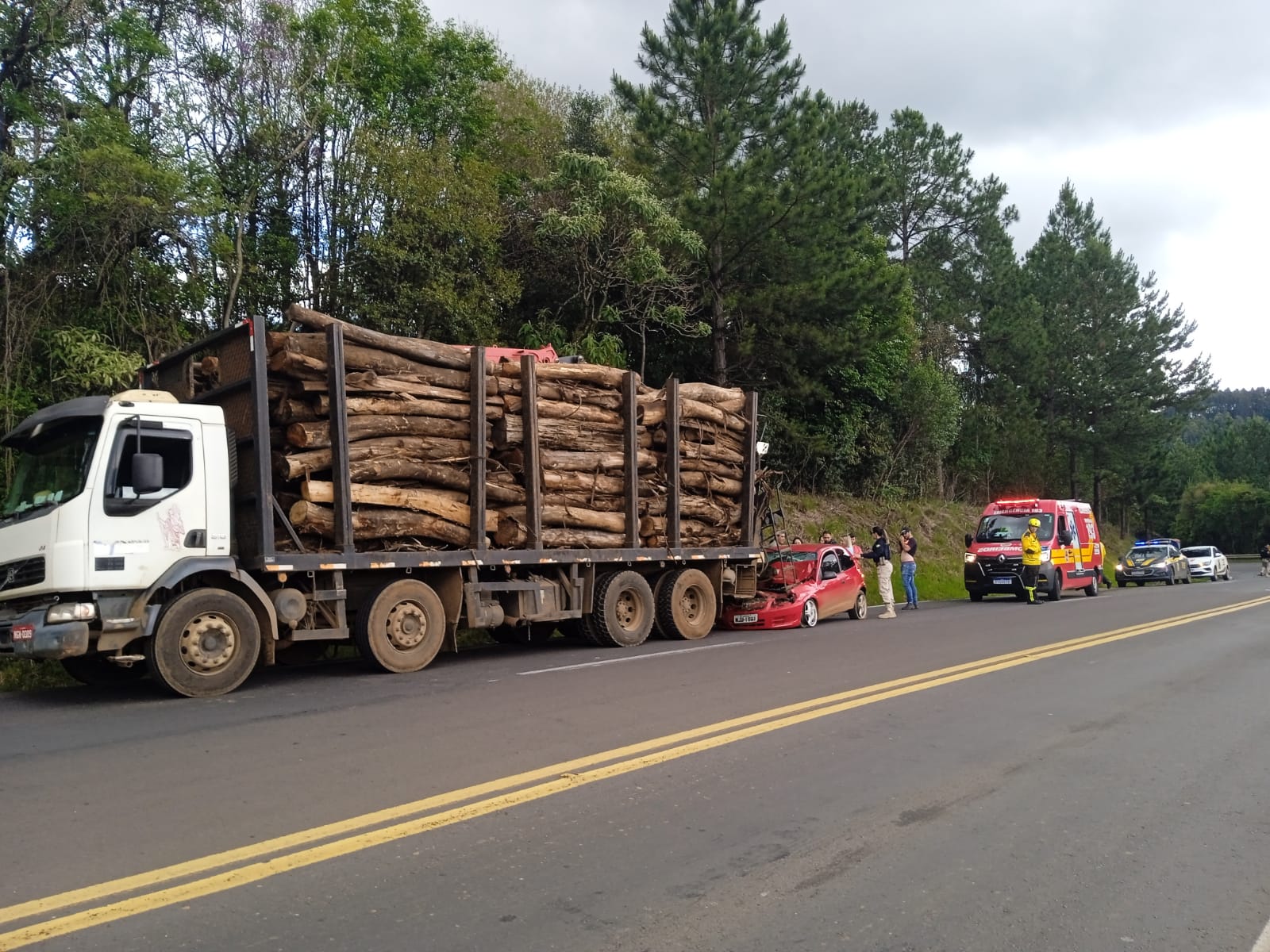Caminhão e carro se envolvem em colisão na BR-282, em Catanduvas