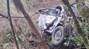 Veículo capota após capô abrir e atrapalhar motorista na SC-135