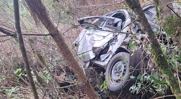 Veículo capota após capô abrir e atrapalhar motorista na SC-135