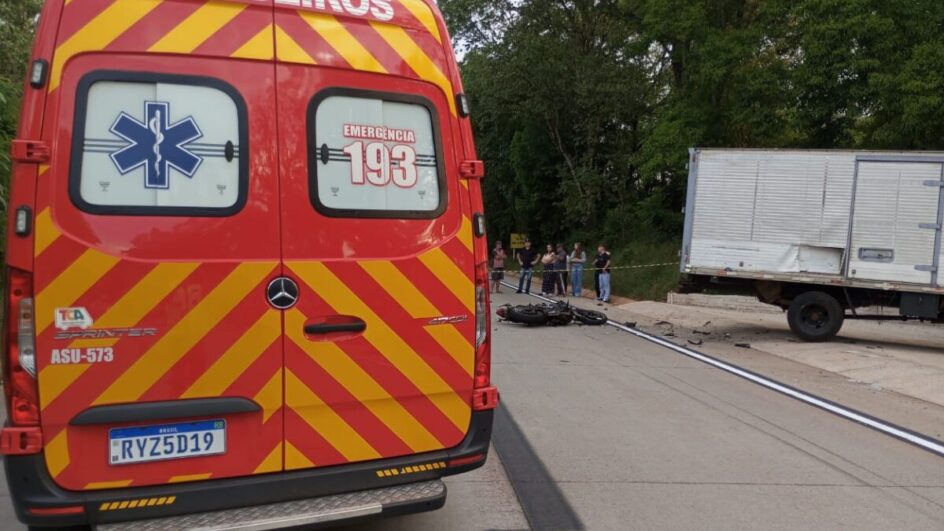 Jovem morre em grave colisão entre moto e caminhão no Oeste de SC